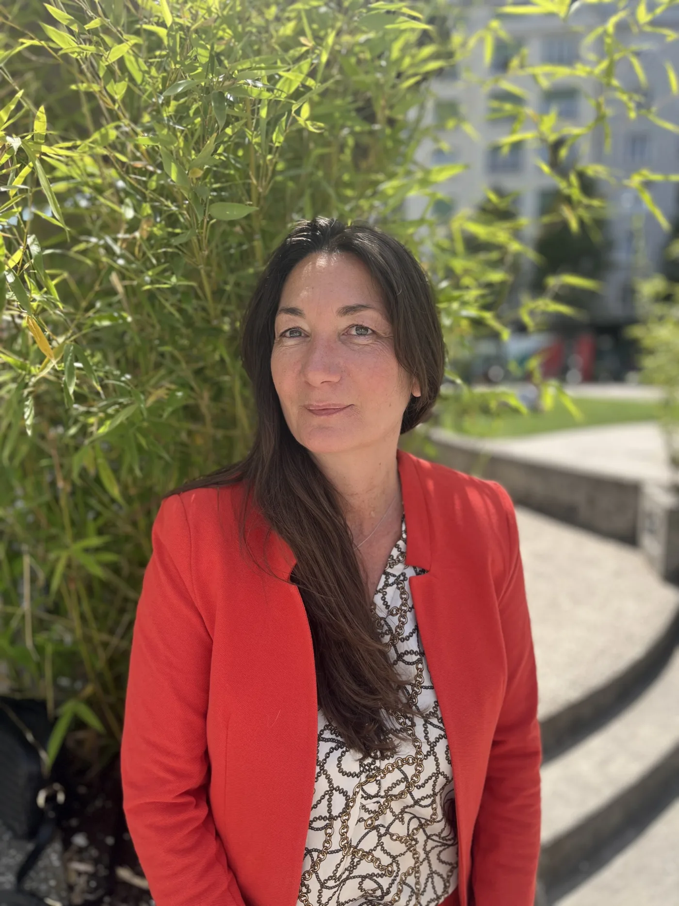 Gorana Stakic, fondatrice de PopCorn Institut, en veste rouge devant des bambous